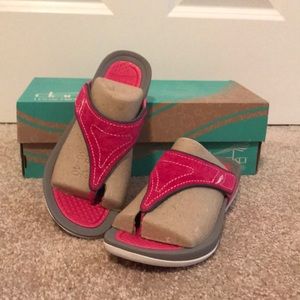 NEW Dansko Fuchsia Suede Flip Flop Sandals